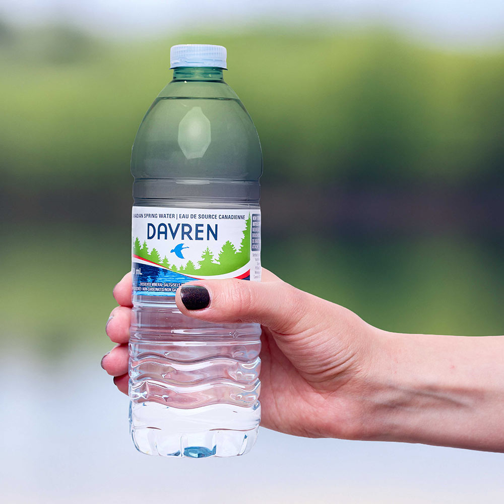 hand holding Davren water bottle